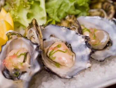 «Τύχη βουνό» για πελάτη εστιατορίου- Παρήγγειλε στρείδια και βρήκε μέσα ένα μαργαριτάρι (φωτο)